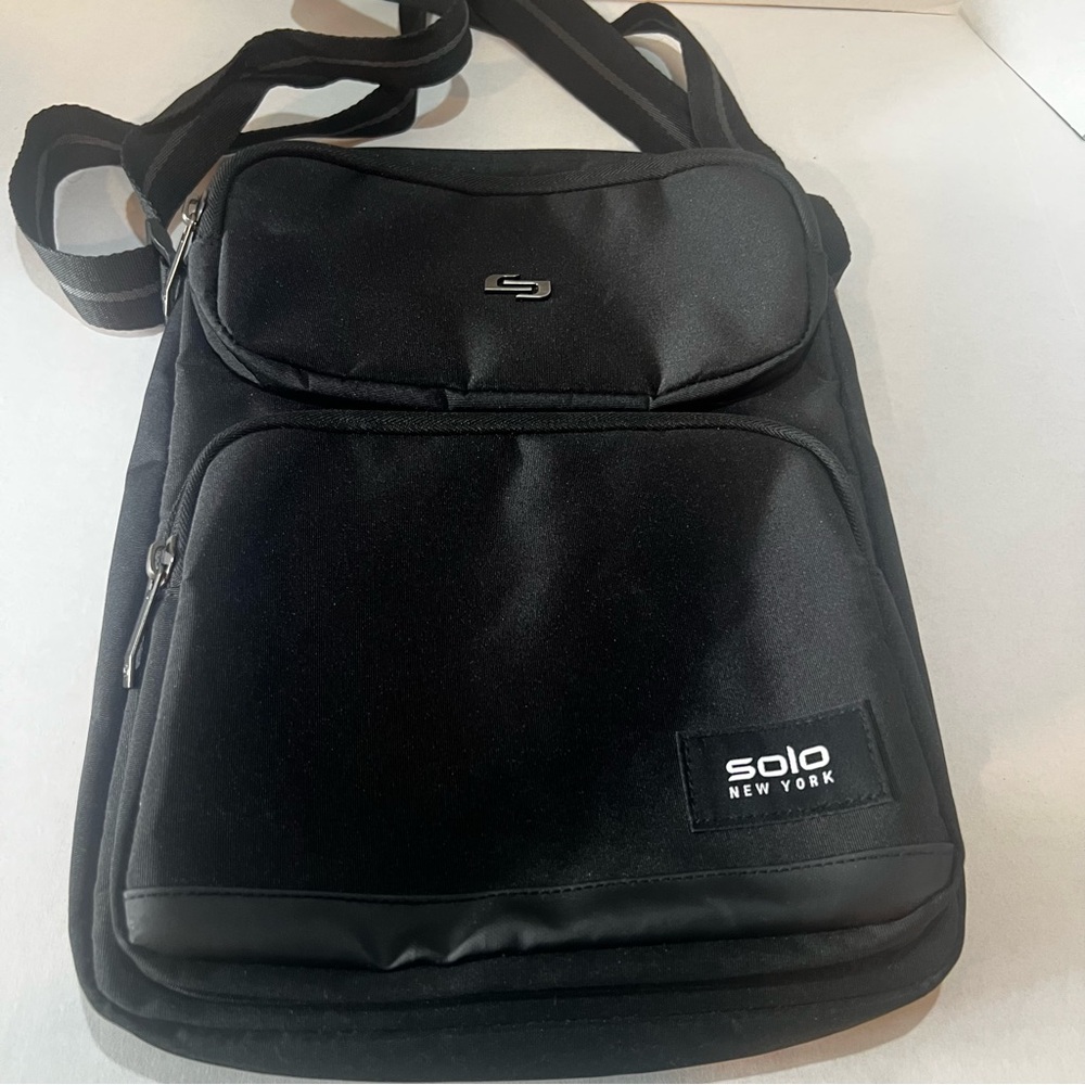 Solo New York Tablet Messenger Crossbody Bag Black Adjustable Strap Unisex
